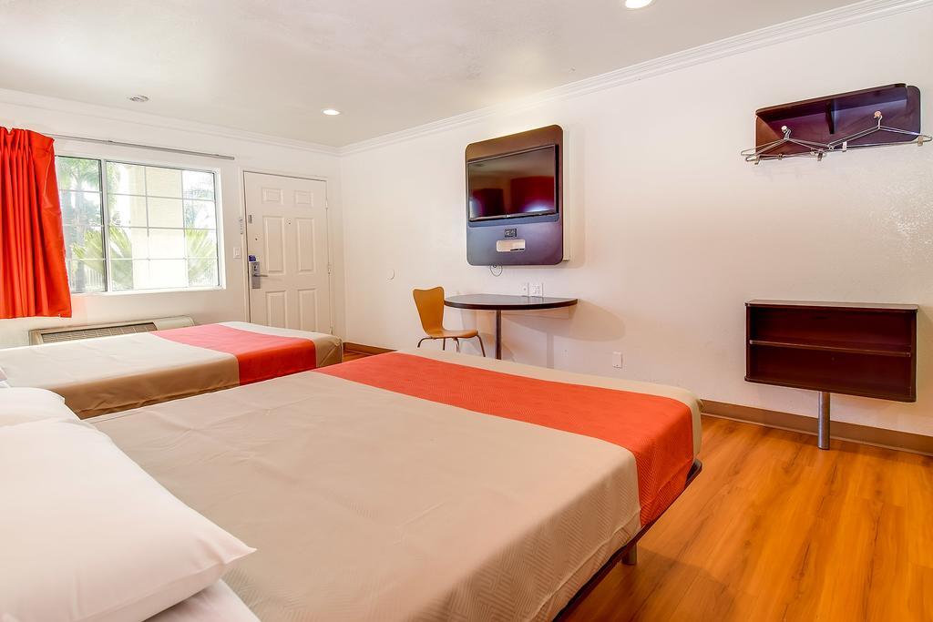 Motel 6 Garden Grove Bagian luar foto