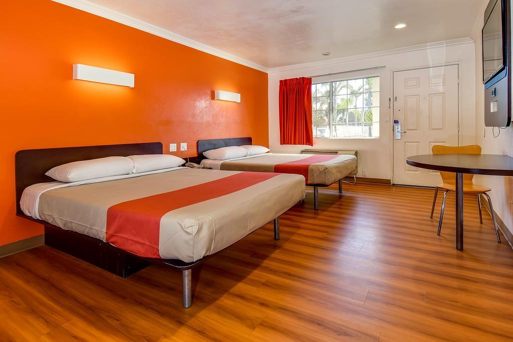 Motel 6 Garden Grove Bagian luar foto