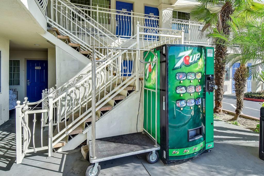 Motel 6 Garden Grove Bagian luar foto