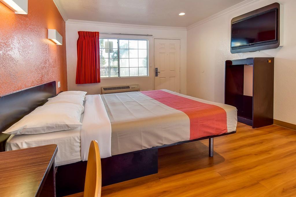 Motel 6 Garden Grove Bagian luar foto