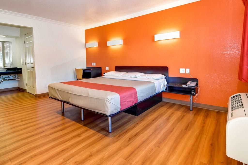 Motel 6 Garden Grove Bagian luar foto