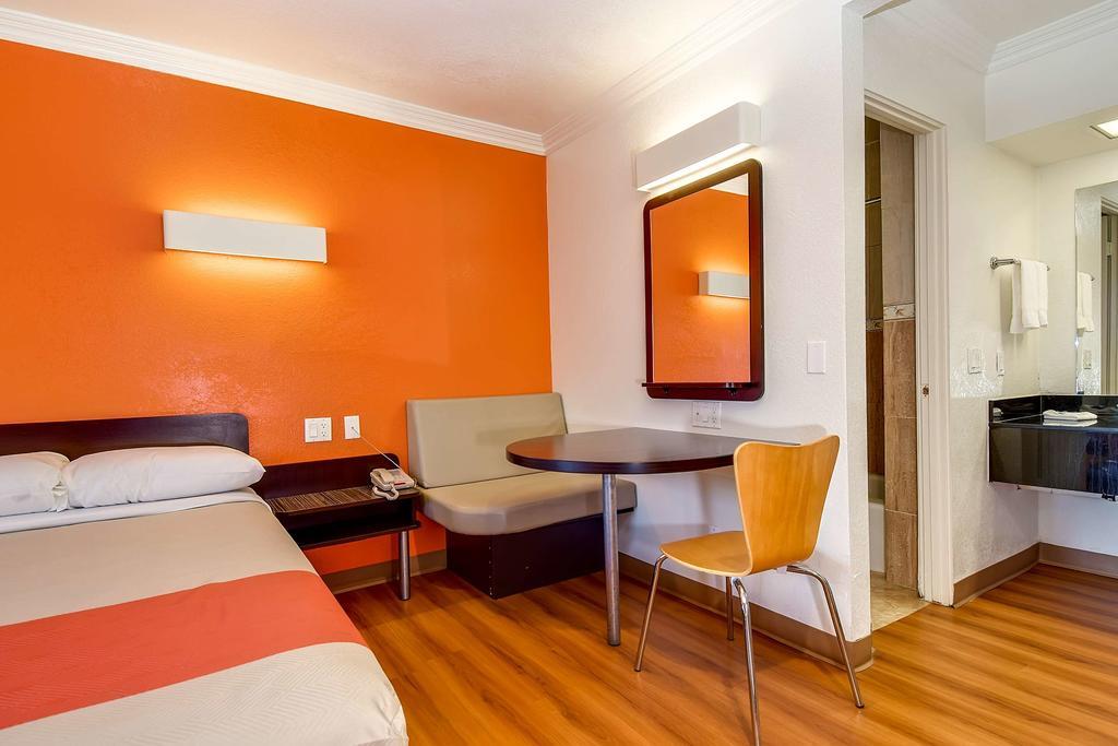 Motel 6 Garden Grove Bagian luar foto