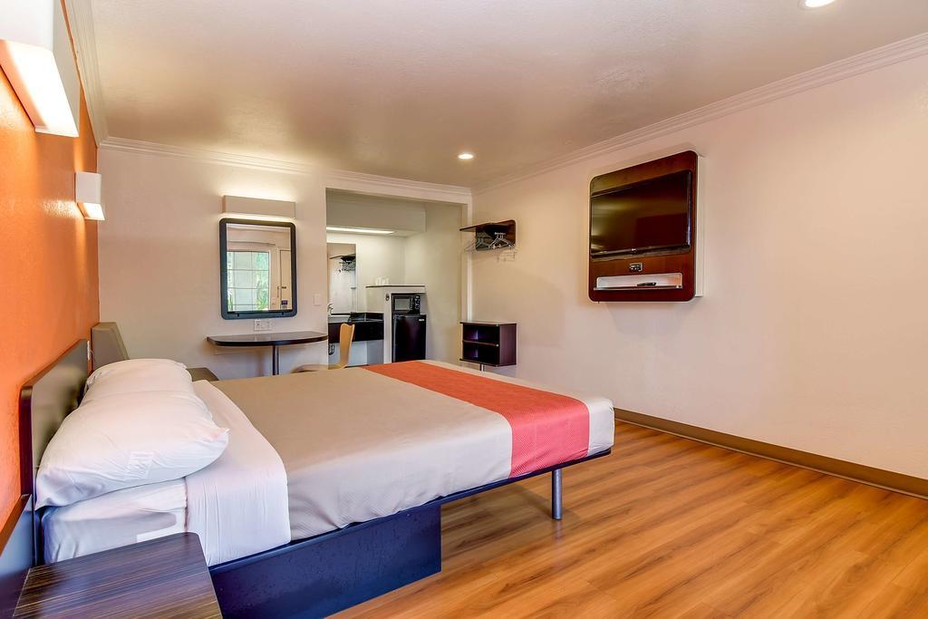 Motel 6 Garden Grove Bagian luar foto