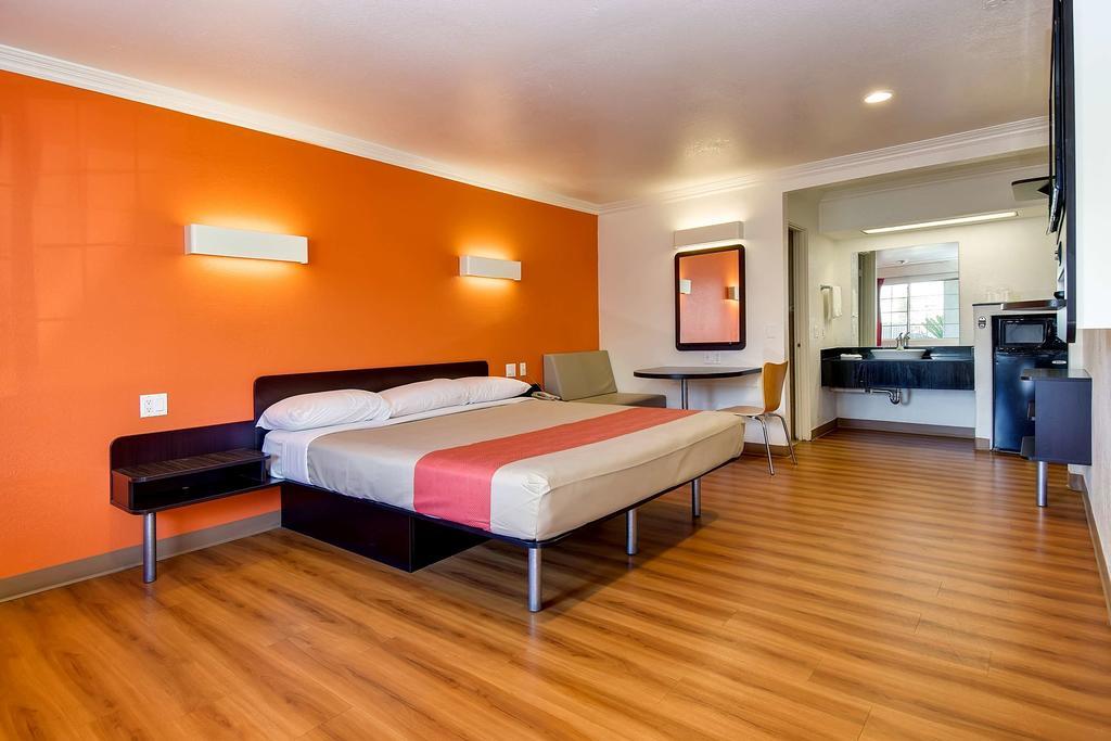 Motel 6 Garden Grove Bagian luar foto