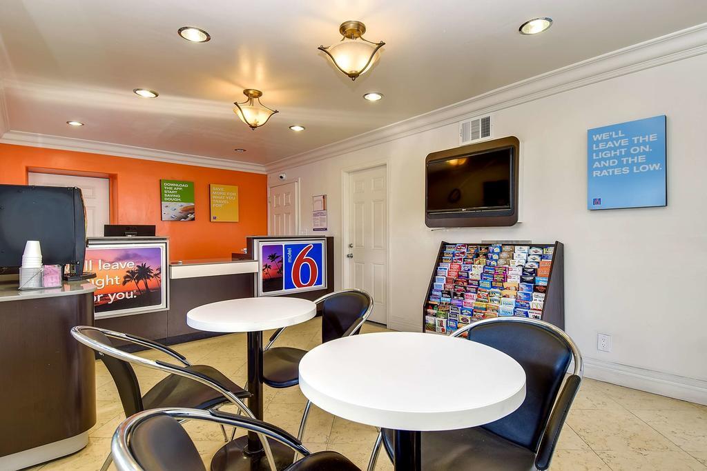 Motel 6 Garden Grove Bagian luar foto